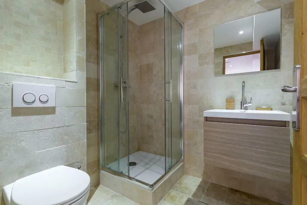 102-Appartement Refait à neuf vieil Antibes